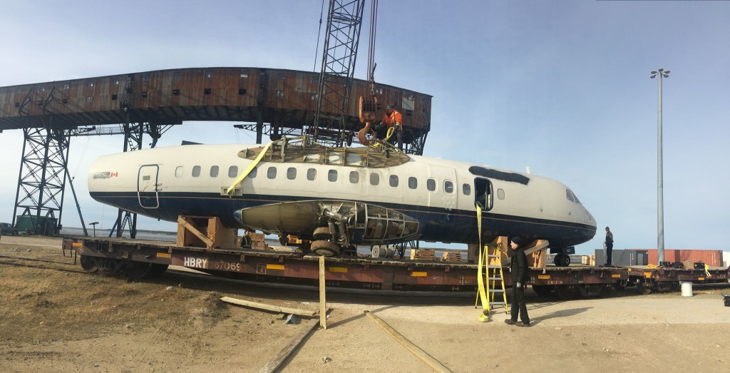 plane on train churchill, Mb