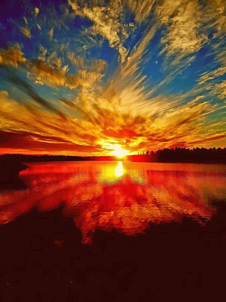 Great Slave Lake sunset. Andrew Diveky photo.